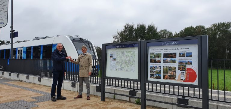 Bahnhof Quendorf - Übergabe Infokästen